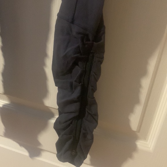 Lululemon size 4 , charcoal grey, very good condition. - Picture 3 of 4